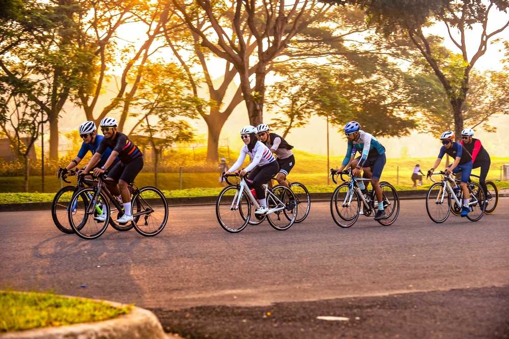 Cyklisti vedľa seba