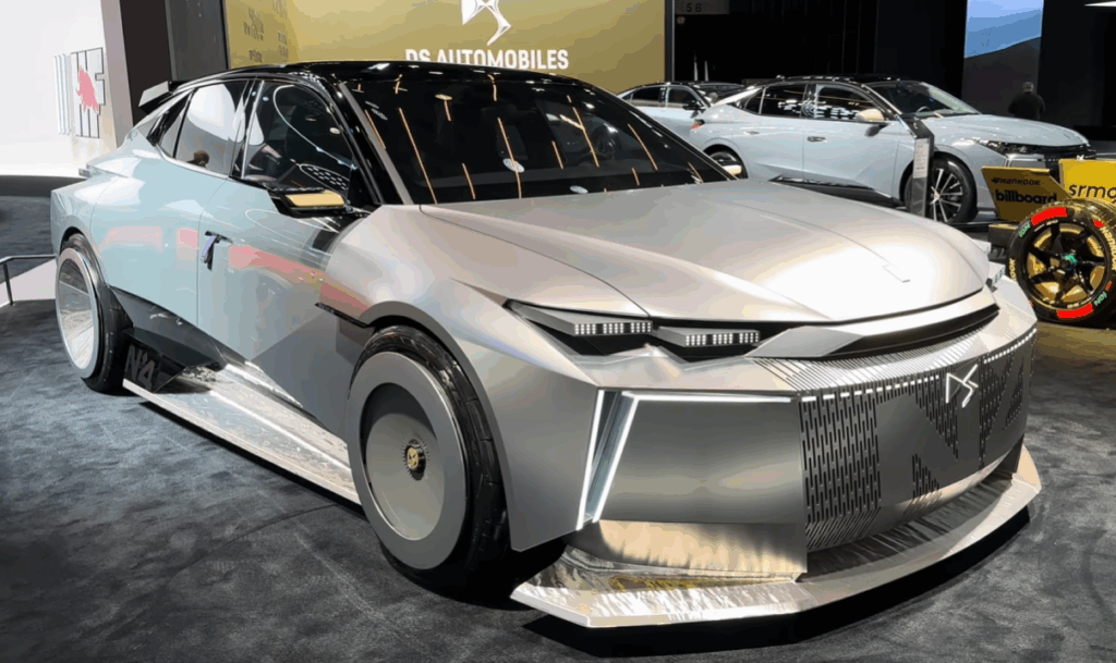 DS N4 Taylor Made kombinuje francúzsku eleganciu so športovým výkonom. Dva elektromotory produkujú 400 kW a zrýchlenie pod 4 sekundy.