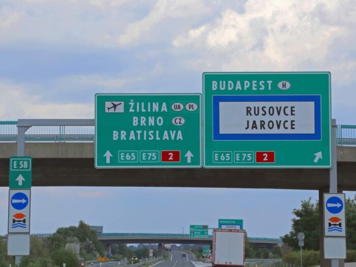 Prečo sú značky na diaľniciach zelené alebo modré?