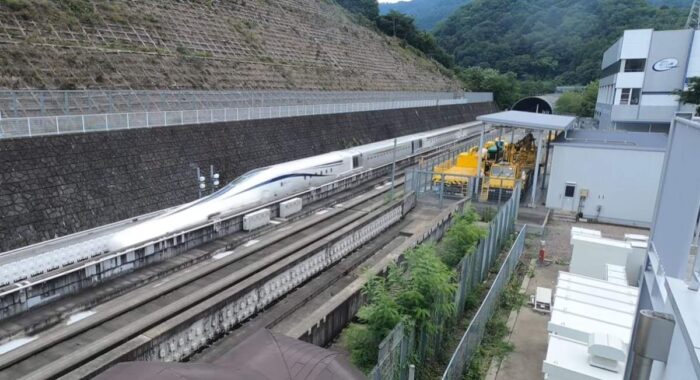 Súboj o 600 km/h: Japonský maglev série L0 chce zosadiť Čínu z trónu