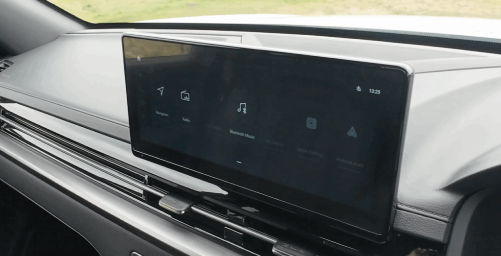 Interiér dostal 12,3-palcový displej a digitálny prístrojový panel. KGM poskytuje päťročnú záruku na všetky svoje modely.