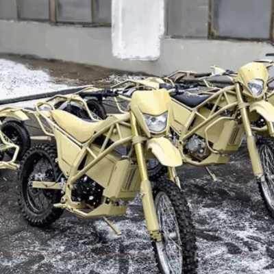 Kalašnikov oživil legendárnu značku IZH s elektrickým endurom. Motorka cieli na vojenské aj civilné využitie s dôrazom na tichý chod.