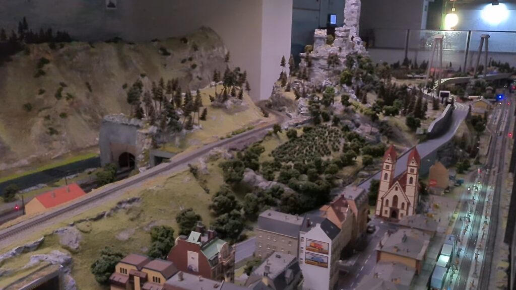 Kráľovstvo železníc ponúka 600 metrov štvorcových modelových koľajísk. Po areáli žije 30 000 miniatúrnych postavičiek v detailných scénach.