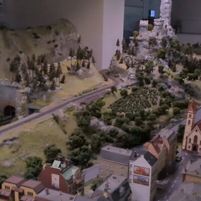 Kráľovstvo železníc ponúka 600 metrov štvorcových modelových koľajísk. Po areáli žije 30 000 miniatúrnych postavičiek v detailných scénach.