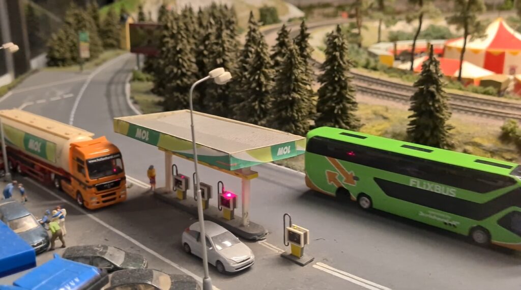 Simulátory umožňujú riadiť autobus, električku aj pražské metro. Autodráha má dva okruhy a celkovú dĺžku 37 metrov.