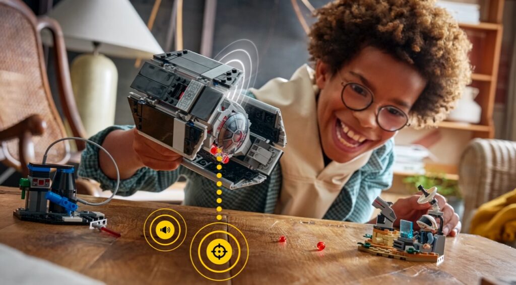 Aplikácia rozpoznáva postavené modely a pridáva virtuálne prvky rozšírenej reality. Základný set stojí približne 89 eur.