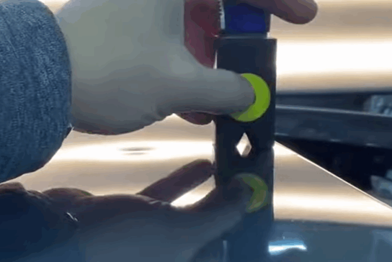 Testujte systematicky celé auto vrátane blatníkov, dverí a prahov. Porovnávajte priľnavosť magnetu na oboch stranách vozidla.