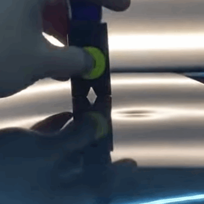 Magnet sa priťahuje k oceľovej karosérii, no na miestach s hrubou vrstvou tmelu nepriľne. Jednoduchý trik odhalí skryté opravy.