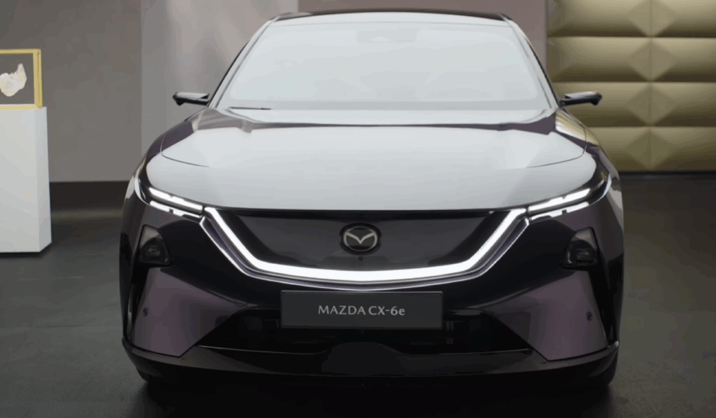 Mazda CX-6e kombinuje japonský dizajn Kodo s čínskym elektrickým pohonom. Batéria od CATL zabezpečuje dojazd až 600 km.