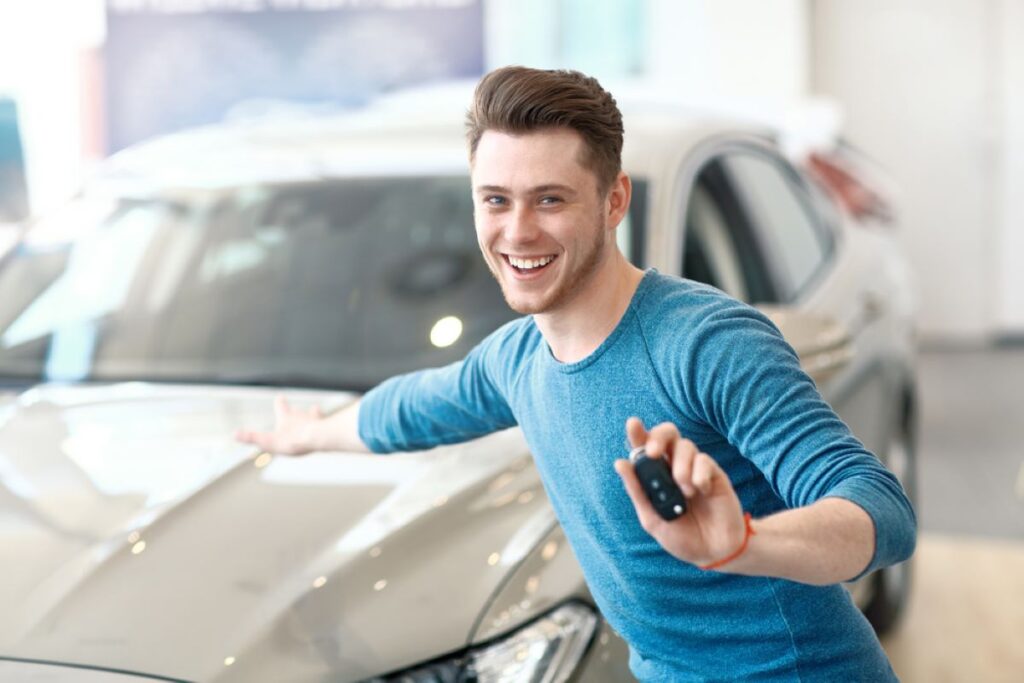 Mladý muž kupuje auto