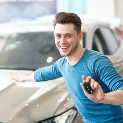 Mladý muž kupuje auto