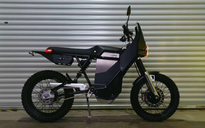 LAND Moto District ADV – elektrický adventure motocykel za polovicu ceny konkurencie