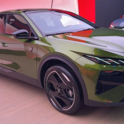 Peugeot 408 facelift prináša novú prednú časť s trojitým pazúrovým svetelným podpisom. Dizajn je agresívnejší a modernejší.