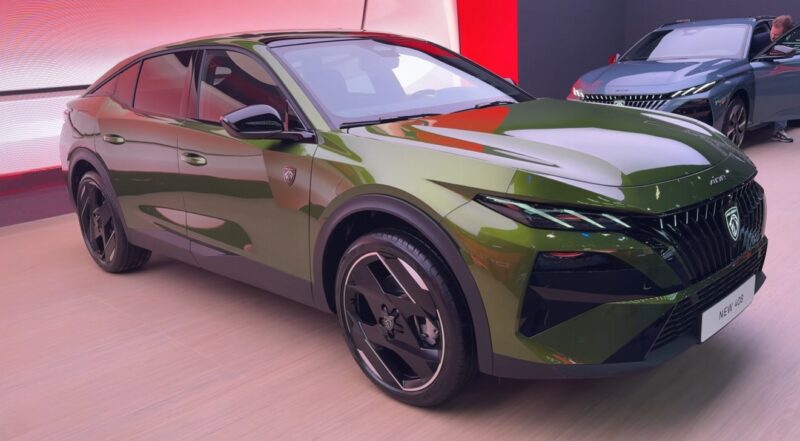 Peugeot 408 facelift prináša novú prednú časť s trojitým pazúrovým svetelným podpisom. Dizajn je agresívnejší a modernejší.