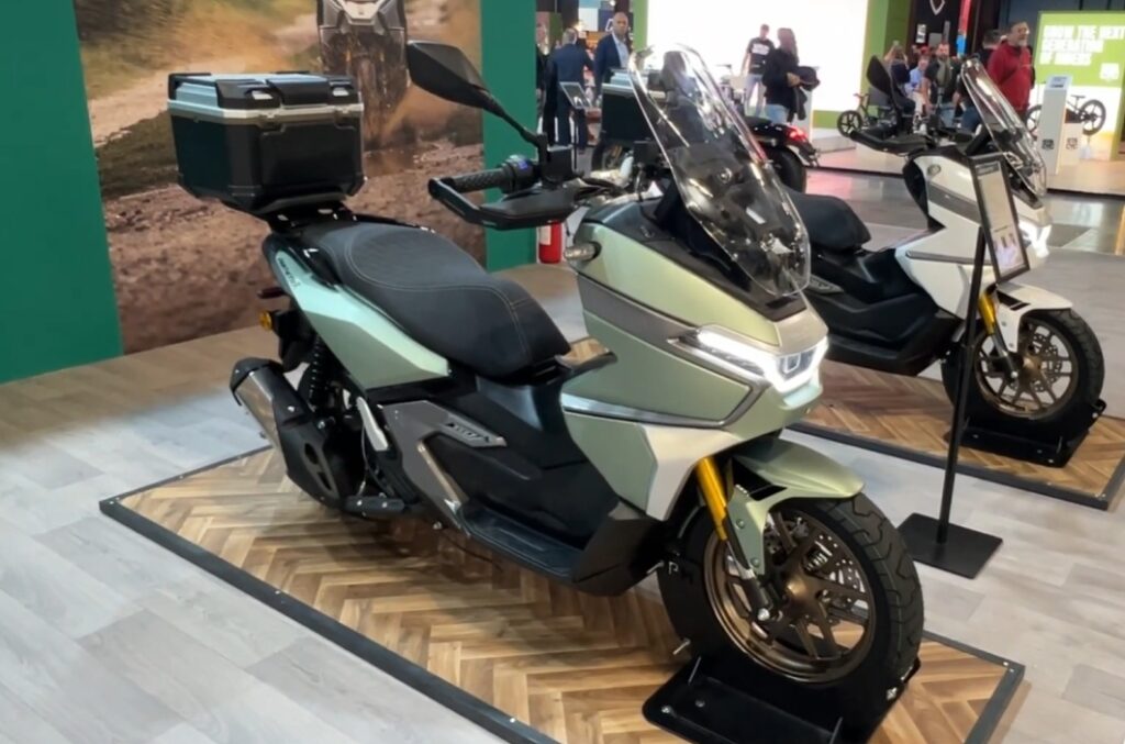 Vymeniteľná batéria zabezpečuje dojazd 120 km. Cena štartuje na 15 000 eurách za ručne vyrobenú motorku.