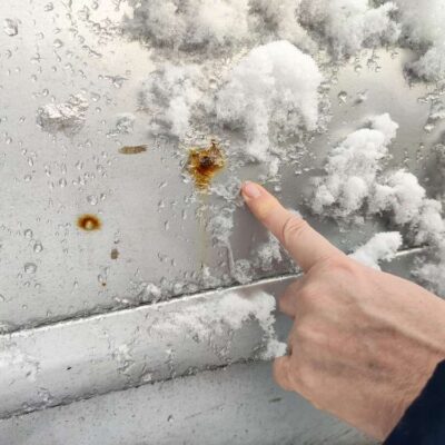 Prstom ukazuje na hrdzu