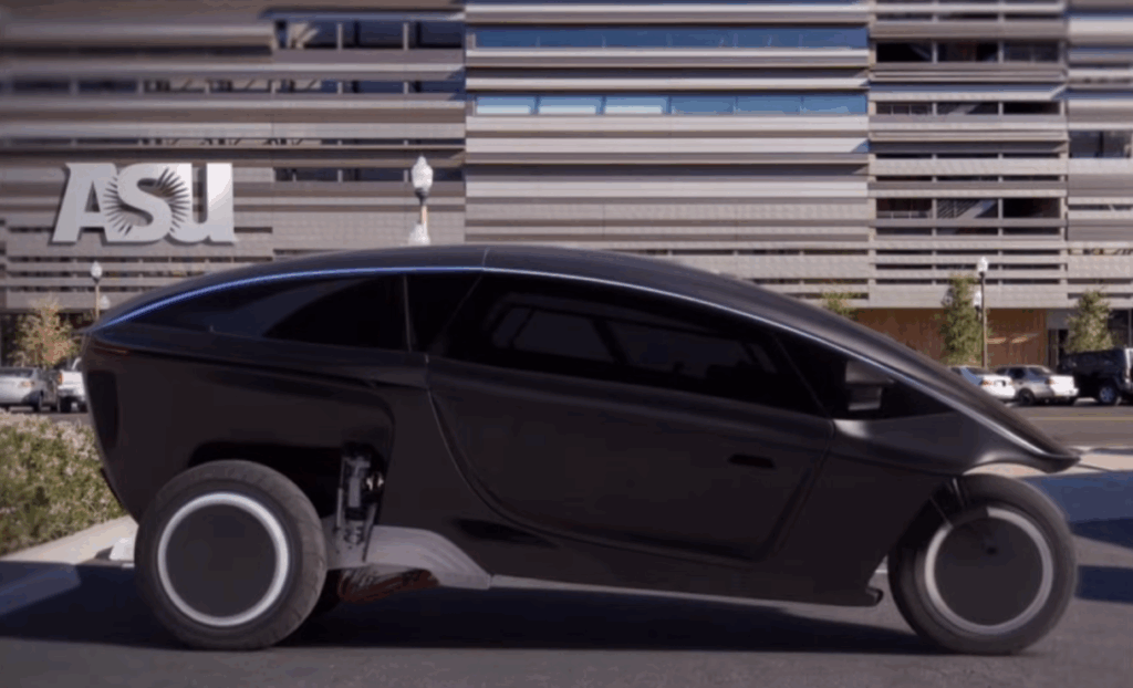 Trinity dokáže komunikovať s vodičom v reálnom čase. Karoséria sa naklápa v zákrutách a maximálna rýchlosť dosahuje 200 km/h.