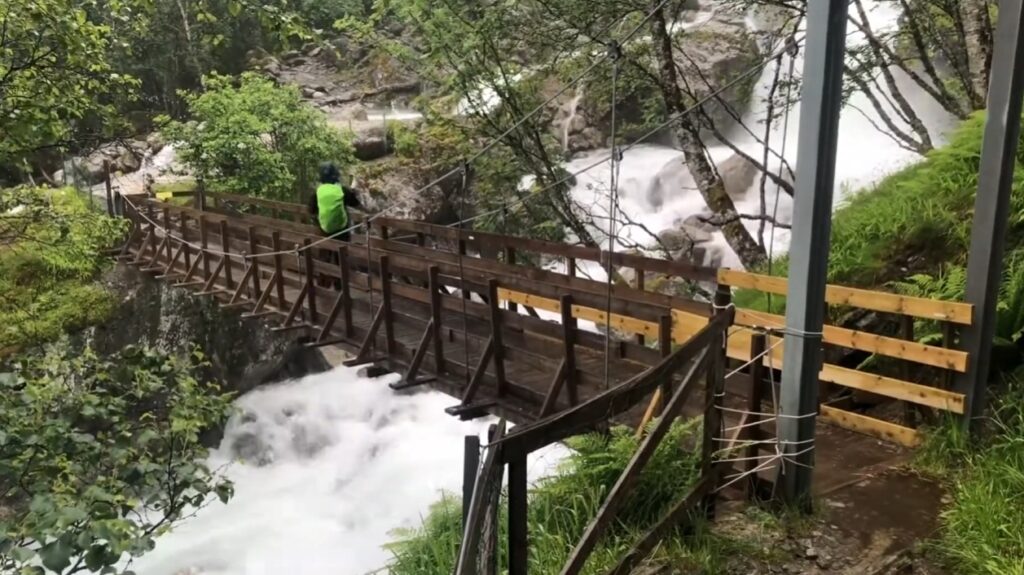 Cesta k ľadovcu vedie cez visuci mostík nad divokou riekou. Túra je náročná, no odmena na konci stojí za každú námahu.