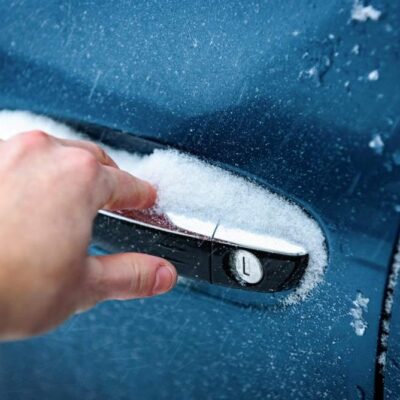 Ruka na kľučke dverí auta