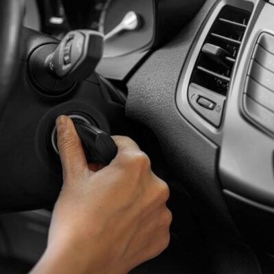 Štartovanie auta kľúč v ruke
