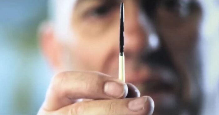 V továrni Rolls-Royce existuje detail, ktorého sa nedotkne žiadny stroj