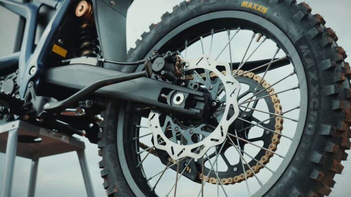 Talaria Komodo: Elektrický dirt bike s výkonom 43 k a krútiacim momentom 754 Nm za 5 600 €