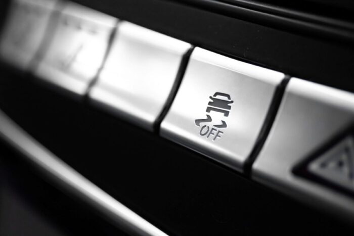 Tajomné tlačidlo v aute – čo znamená symbol auta s vlnovkami a nápis OFF