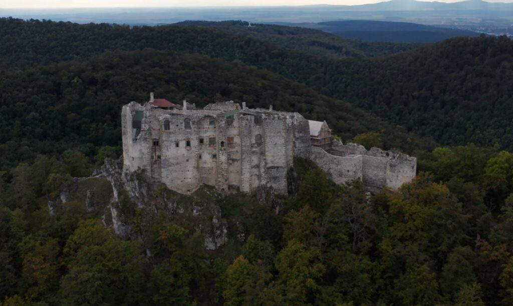 Uhrovský hrad patrí medzi najzachovalejšie zrúcaniny na Slovensku. Múry stále dosahujú výšku dvoch až troch poschodí.