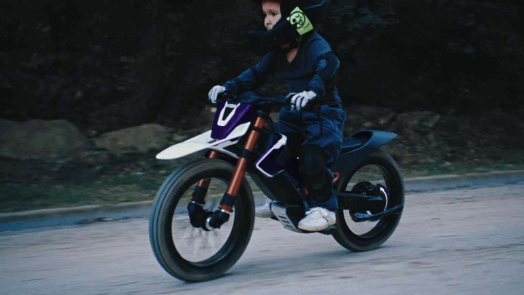 Tri výkonové režimy umožňujú prispôsobiť motorku schopnostiam dieťaťa. Rodičia môžu nastavenia uzamknúť cez mobilnú aplikáciu.