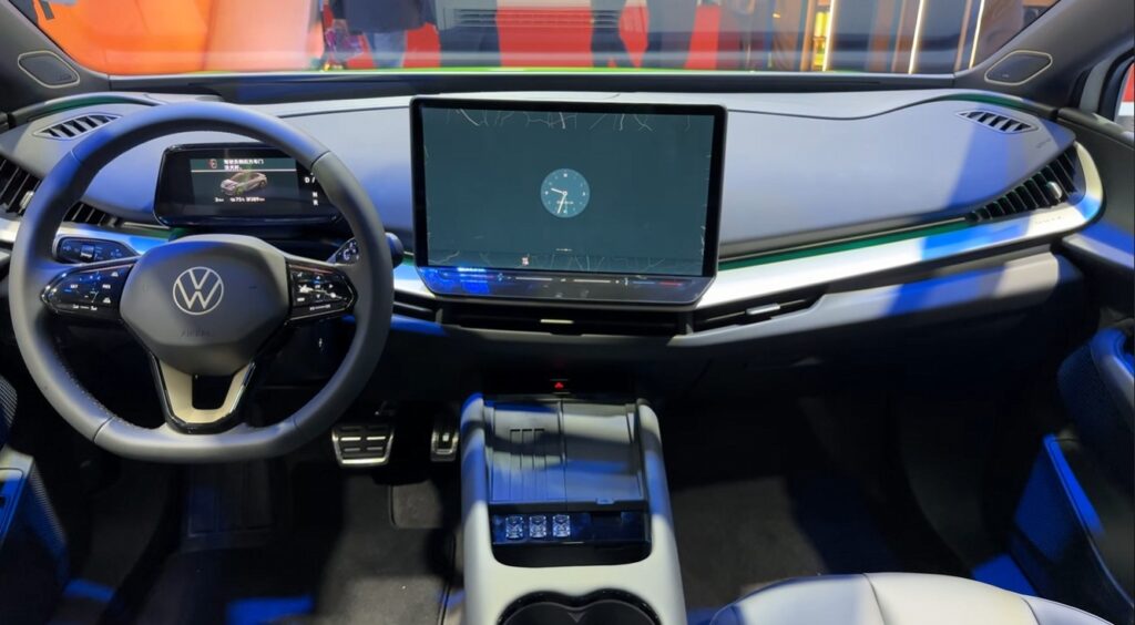 Interiér dominuje 30-palcový zakrivený displej. Hlasový asistent s umelou inteligenciou ovláda väčšinu funkcií vozidla.