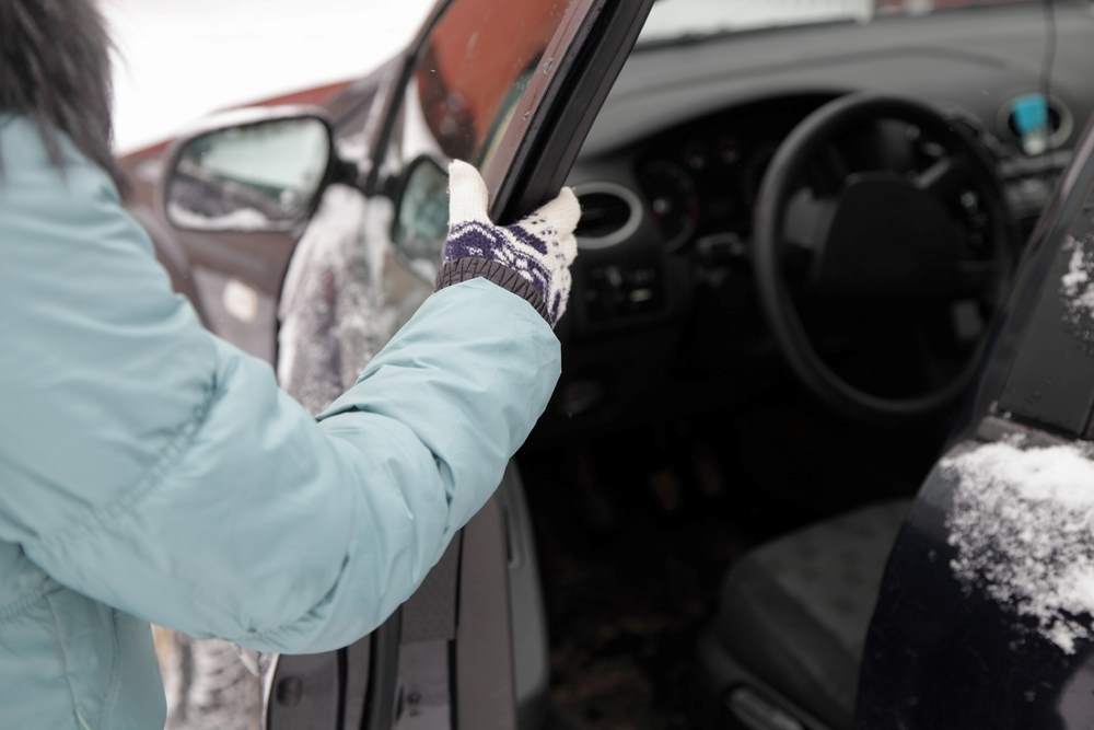 Žena otvára dvere na aute