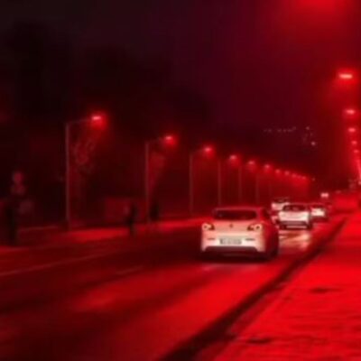 červeno osvetlená ulica