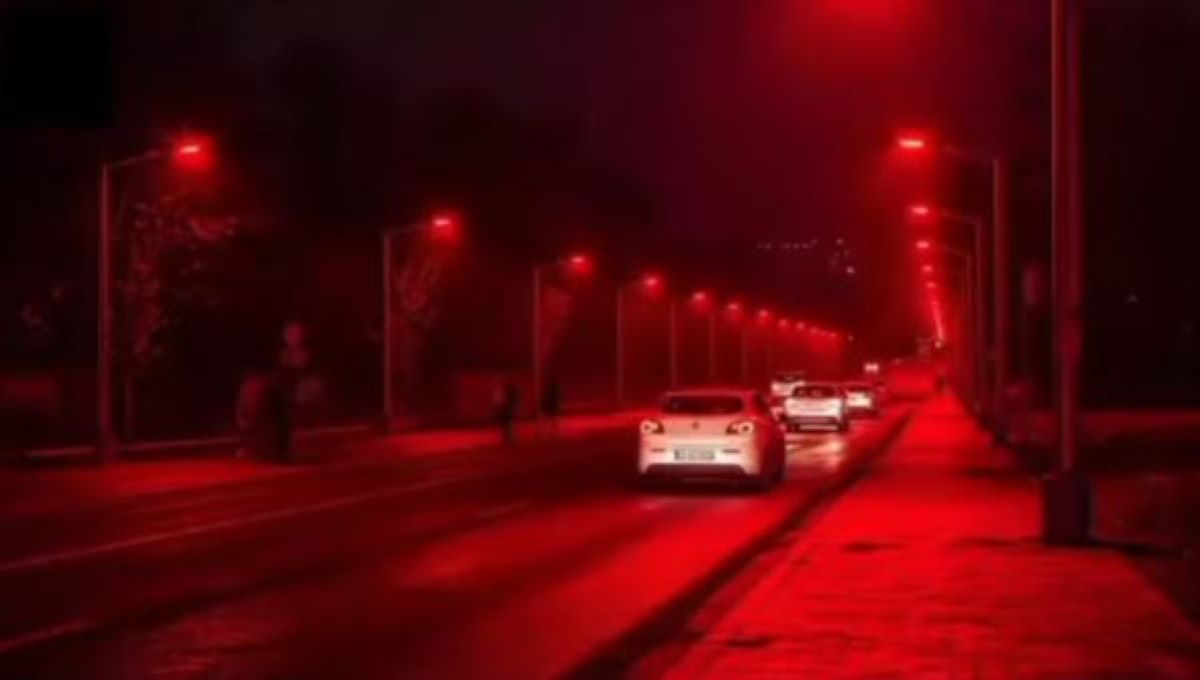 červeno osvetlená ulica