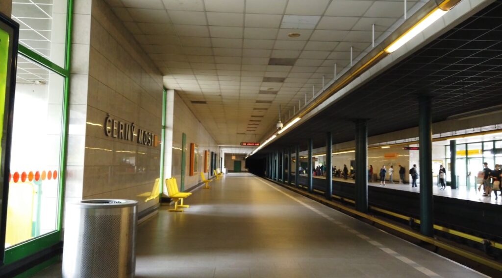 Stanica metra Černý most nesie meno podľa historického mosta začernalého sadzami z parných lokomotív. Pôvodný most zbúrali v roku 1924.