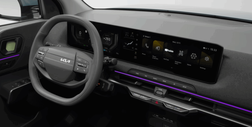 Interiér ponúka dva 12,3-palcové displeje a modernú výbavu. Kia poskytuje 7-ročnú záruku na vozidlo a 8-ročnú na batériu.