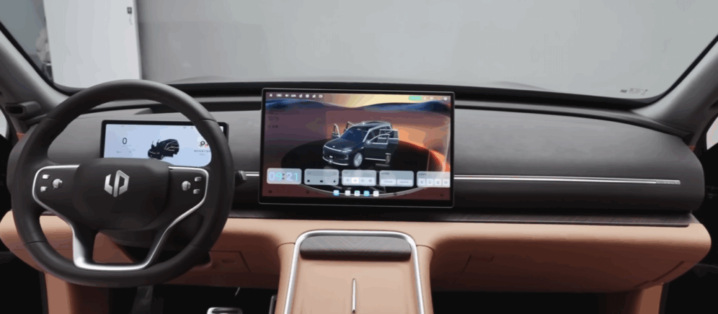 Interiér ponúka 15,6-palcový centrálny displej a obrazovky pre cestujúcich vzadu. Posuvné dvere uľahčujú nastupovanie na tesných parkoviskách.