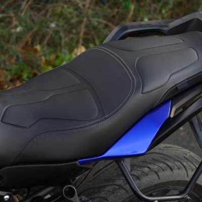 Systém spolupracuje s radarovými senzormi a pokrýva 360-stupňové okolie. Vibrácie jazdec cíti aj pri hluku vetra a motora.