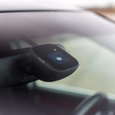 Dažďový senzor v zime vypnite – automatické stierače môžu poškodiť primrznuté sklo. Ovládanie nájdete na páčke stieračov.