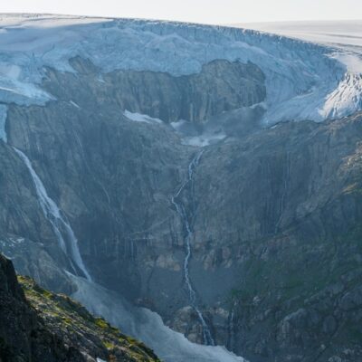 Ľadovec Folgefonna patrí medzi tretí najväčší v Nórsku. Kryštáľovo modrý ľad a ticho hôr vytvárajú nezabudnuteľnú atmosféru.