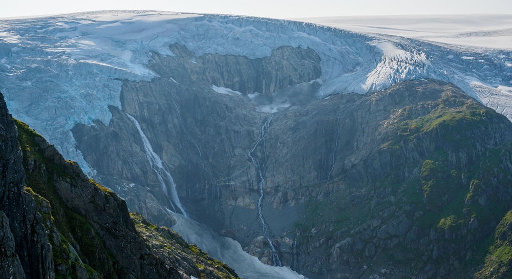 Ľadovec Folgefonna patrí medzi tretí najväčší v Nórsku. Kryštáľovo modrý ľad a ticho hôr vytvárajú nezabudnuteľnú atmosféru.