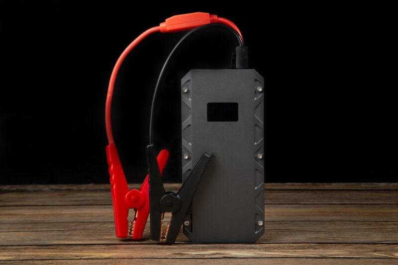 Štartovací powerbank funguje samostatne bez potreby druhého auta. Kvalitný jump starter s výkonom 1 000-2 000 A stojí 50 až 150 eur.