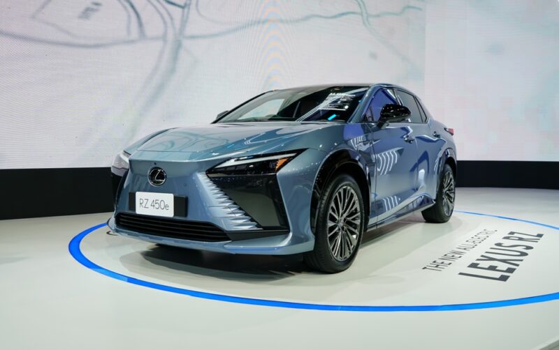 Niektoré elektrické modely ako Lexus RZ 450e zákazníci ignorovali. Vysoká cena a priemerný dojazd odrádzajú kupujúcich.