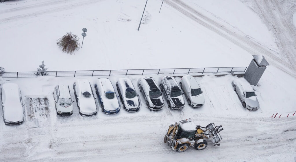 zasnežené parkovisko