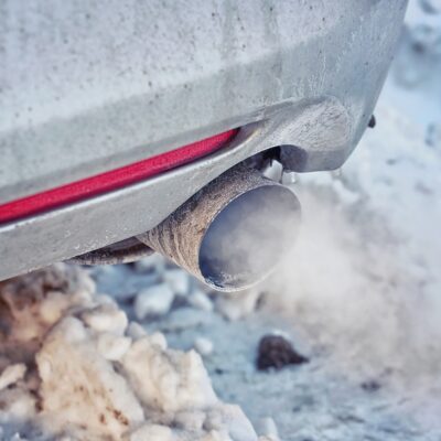 naštartovane auto v zime