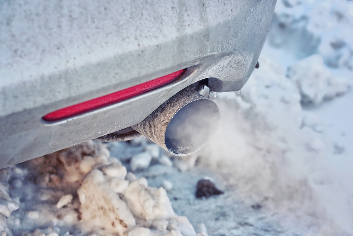 naštartovane auto v zime