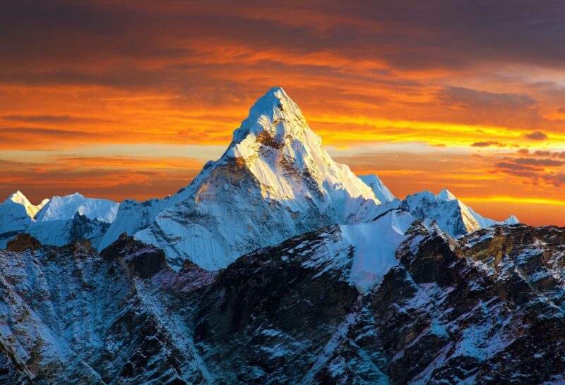 Voda na vrchole Everestu vrie pri 71 stupňoch Celzia. Hora každoročne rastie o 4 milimetre vďaka tektonickej aktivite.