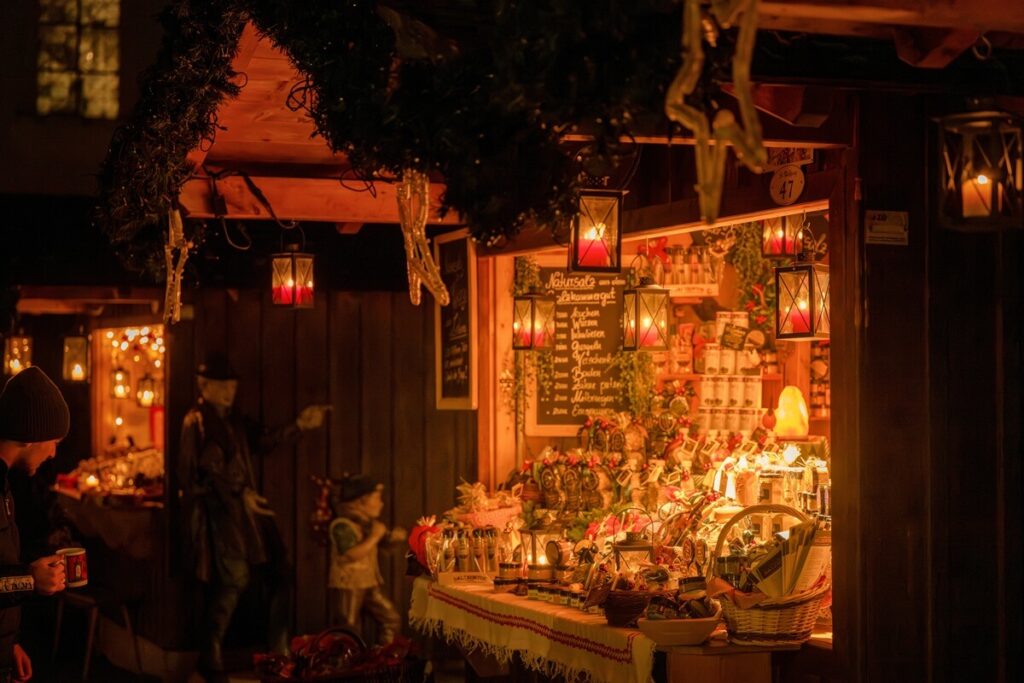 Adventný trh v St. Wolfgang pri jazere Wolfgangsee patrí medzi najromantickejšie v Európe. Osvetlené loďky vytvárajú rozprávkovú atmosféru.