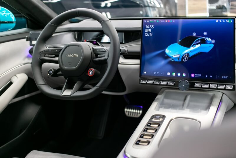 Interiér dominuje 16,1-palcový displej a 56-palcový head-up displej. Xiaomi integruje vozidlo do svojho ekosystému HyperOS.
