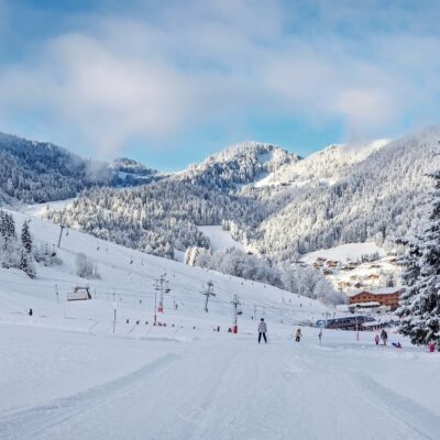 Francúzsko vyžaduje zimnú výbavu v 48 horských departementoch od novembra do marca. Pokuta za porušenie dosahuje 135 eur.