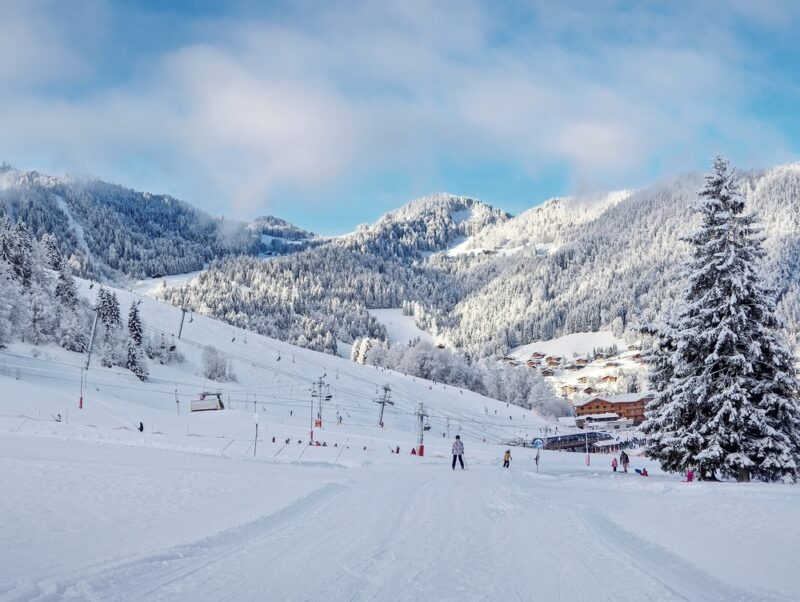 Francúzsko vyžaduje zimnú výbavu v 48 horských departementoch od novembra do marca. Pokuta za porušenie dosahuje 135 eur.